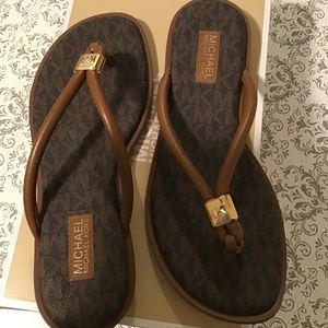 Michael Kors Annie thong sandal size 5 luggage